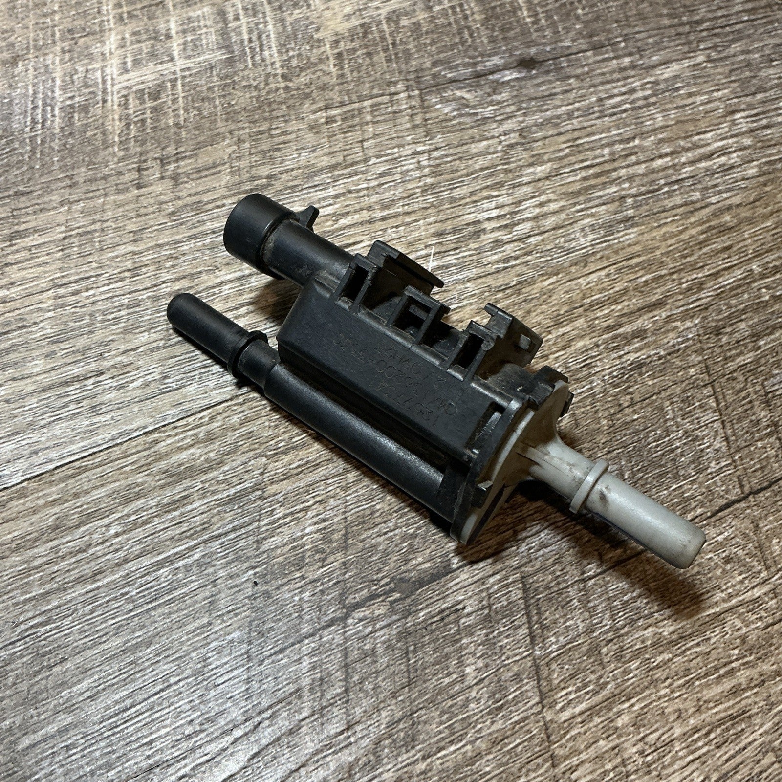 OEM Emisson System Vapor Canister Purge Valve Solenoid 04-14 GM 12597341 6B93BC-57